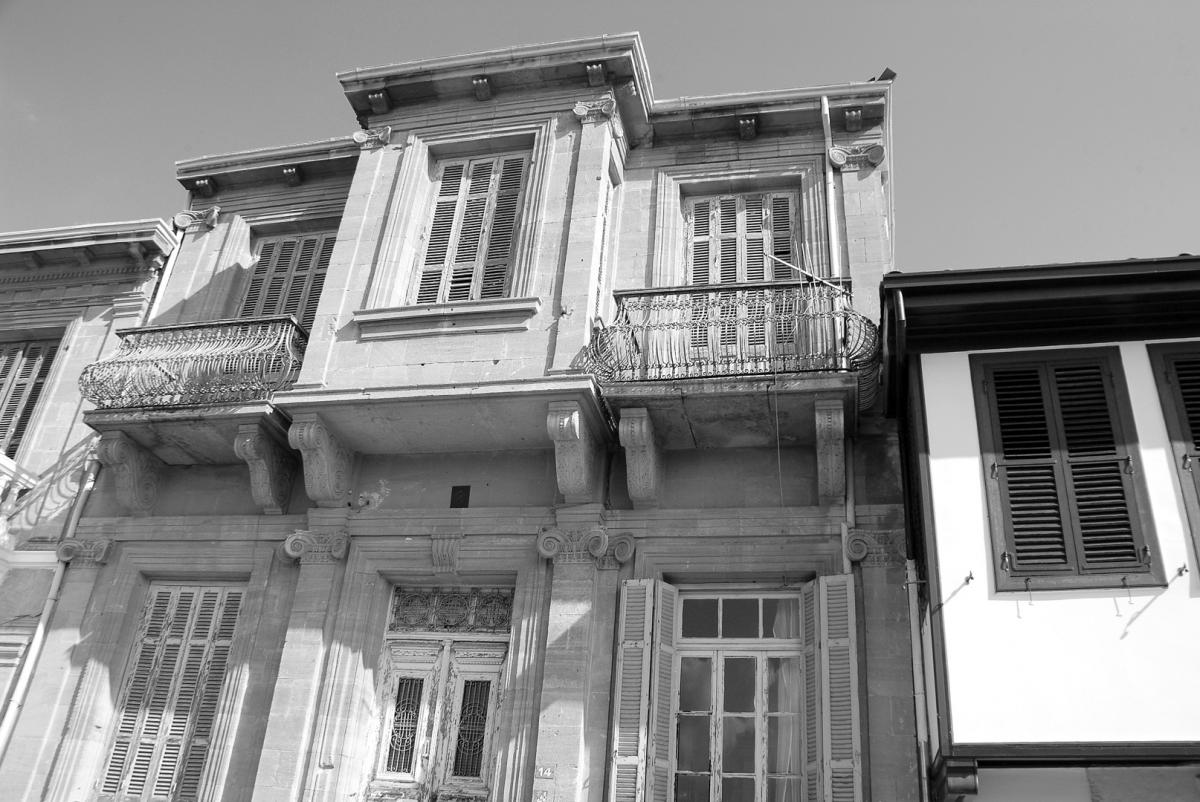 Lefkoşa Arabahmet geleneksel taş cumbalı Kıbrıs mimarisi sokak dokusu