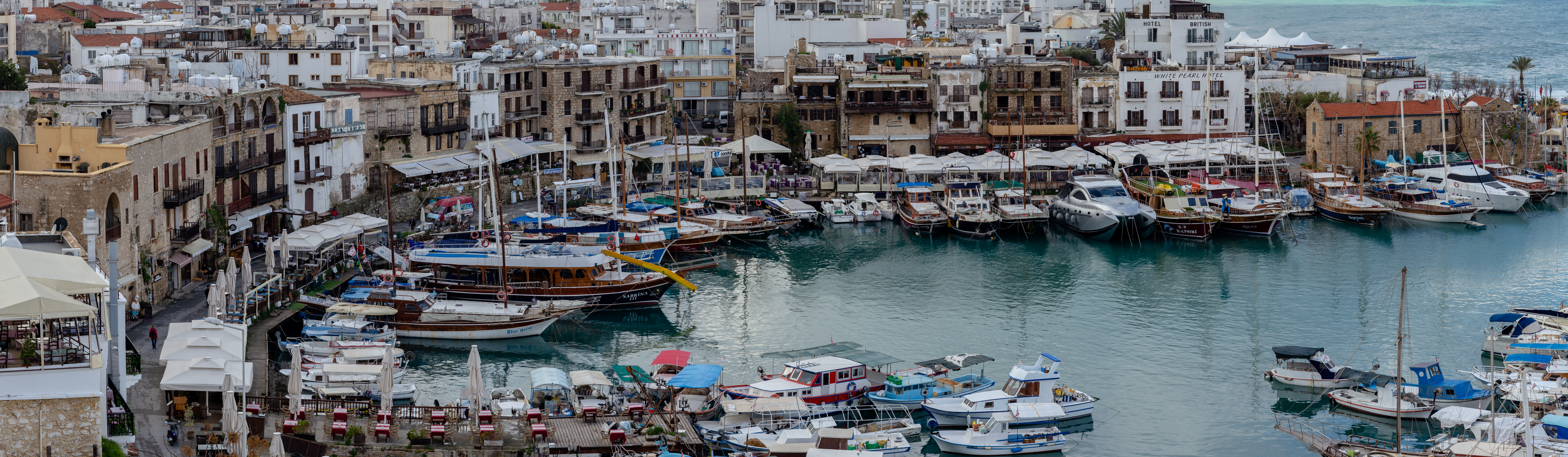 Kuzey Kıbrıs Girne Yat Limanı ve sahil bandı